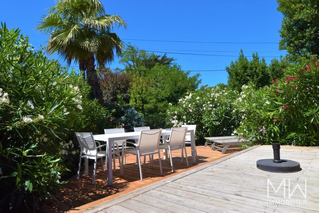 CHARMANTE VILLA BOIS AU COEUR DU VILLAGE