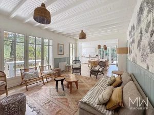RAVISSANTE VILLA BOIS A LA POINTE