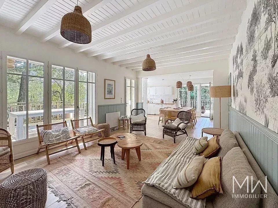 RAVISSANTE VILLA BOIS A LA POINTE