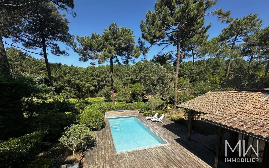 BELLE VILLA BOIS AVEC PISCINE