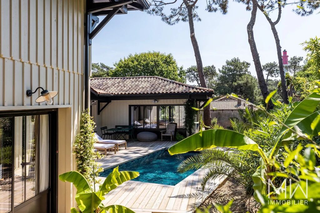 MAGNIFIQUE VILLA BOIS AVEC PISCINE