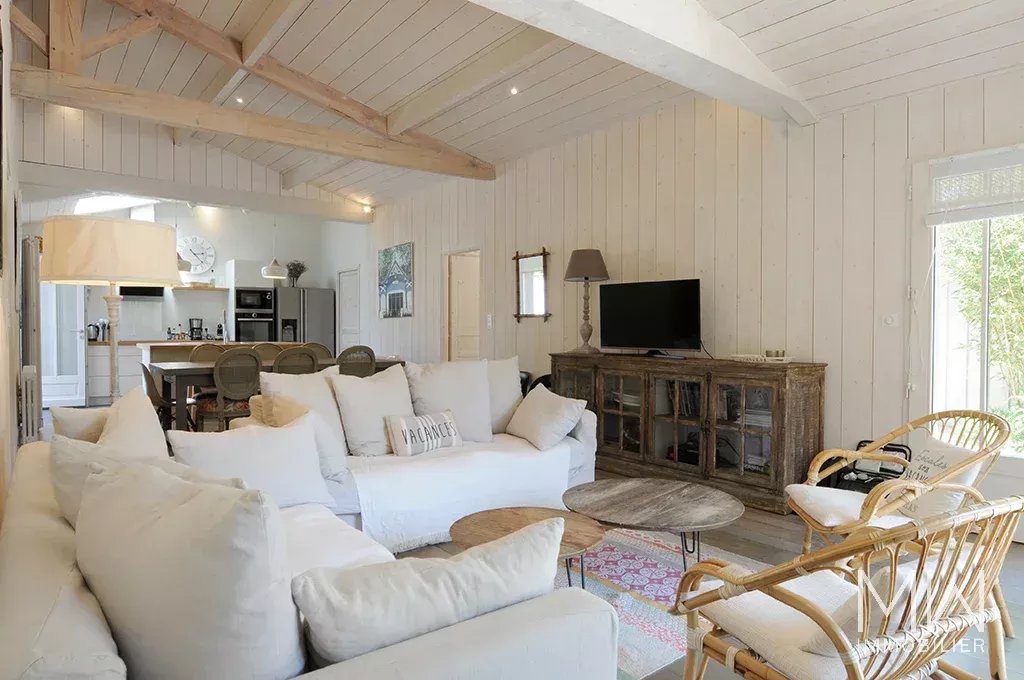 JOLIE VILLA BOIS AVEC PISCINE