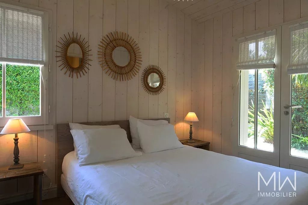 JOLIE VILLA BOIS AVEC PISCINE