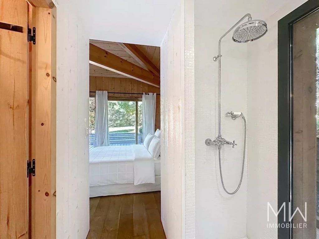 BELLE VILLA BOIS AVEC PISCINE