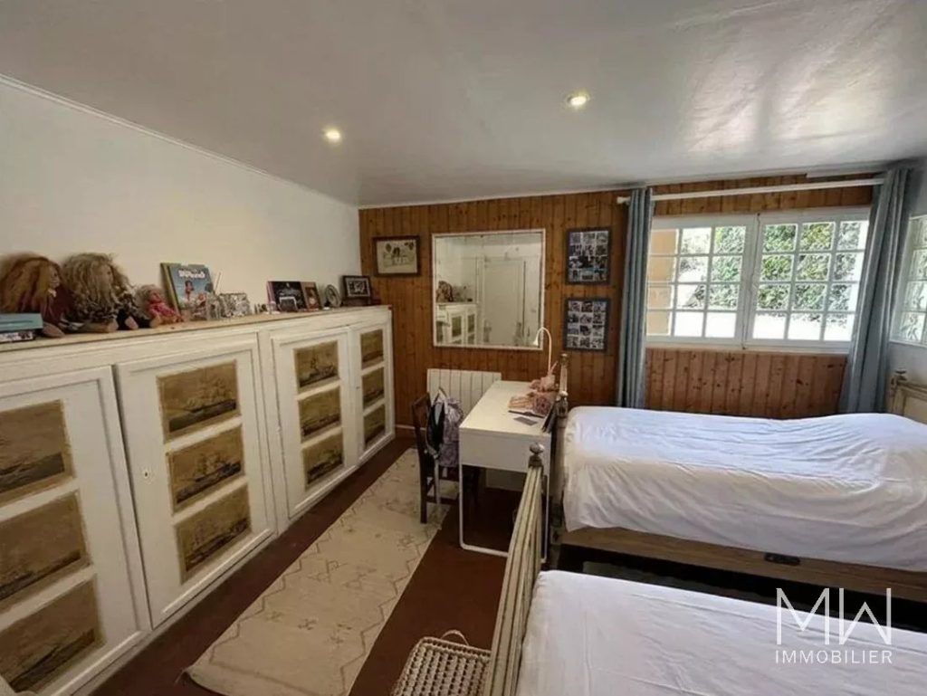 VILLA PLEINE DE CHARME EN 1ERE LIGNE