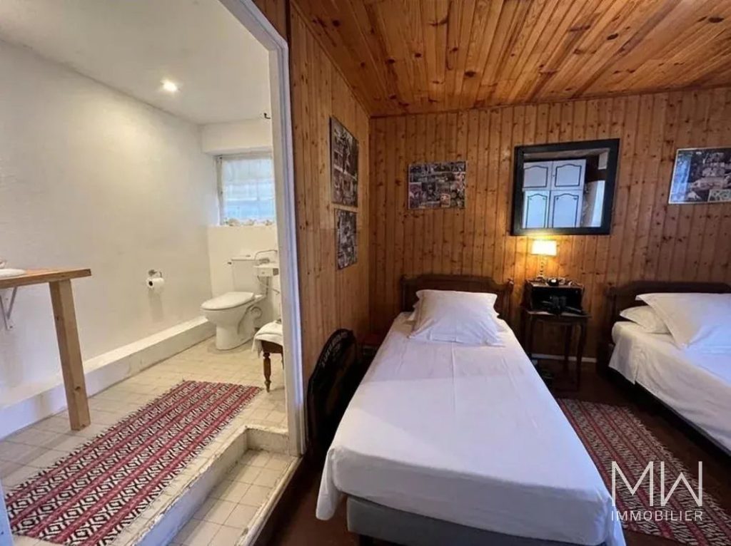 VILLA PLEINE DE CHARME EN 1ERE LIGNE