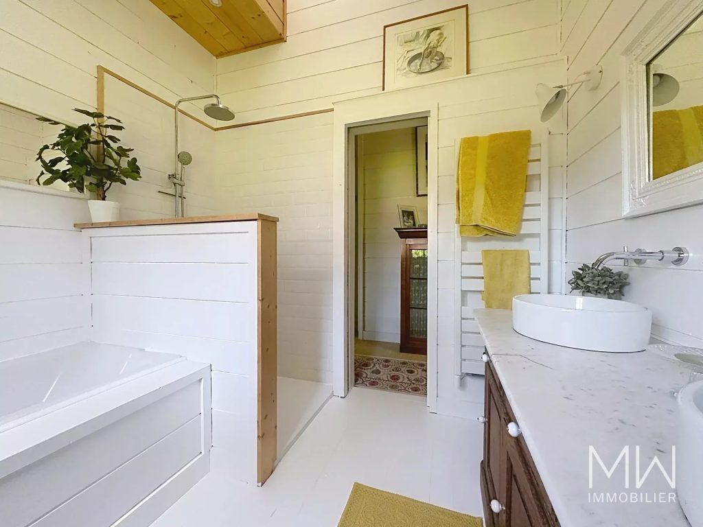 CHARMANTE VILLA BOIS SOUS LA PINEDE