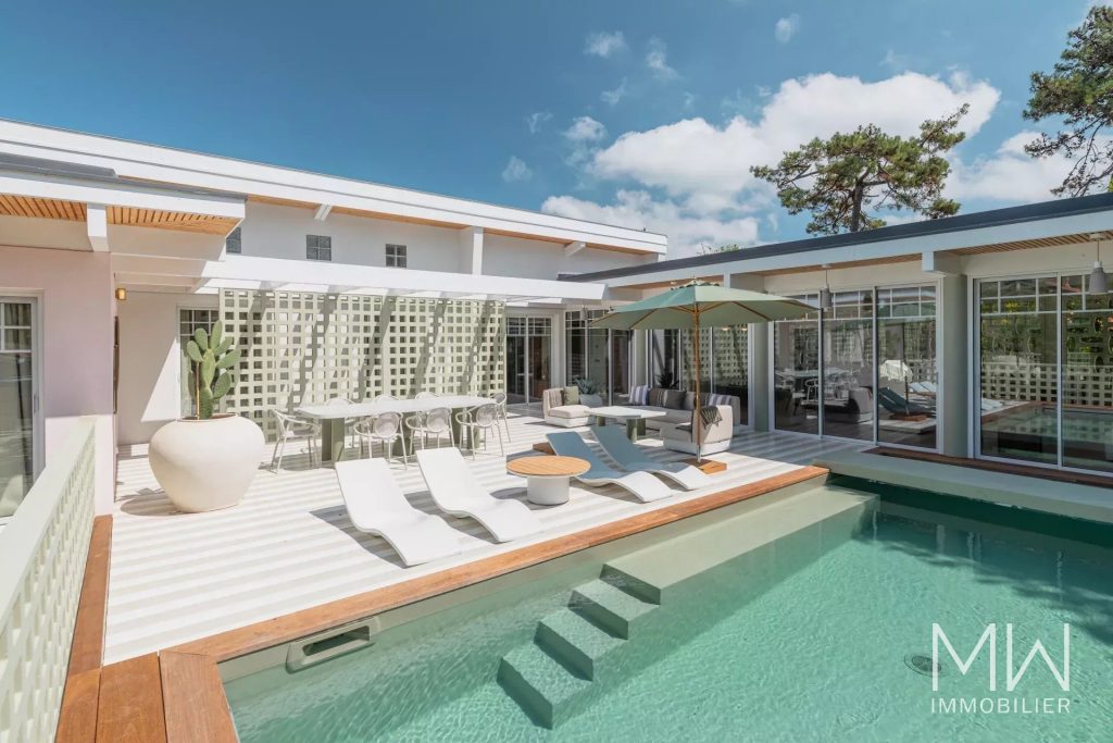 TRES BELLE CONTEMPORAINE