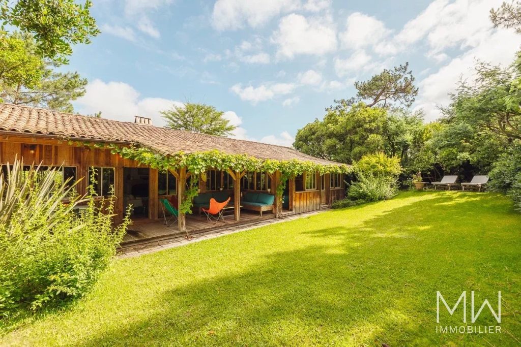 JOLIE VILLA BOIS