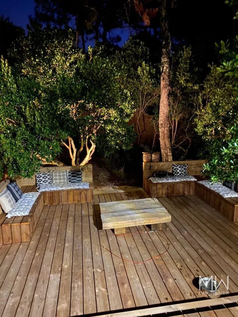 RAVISSANTE VILLA BOIS A LA POINTE