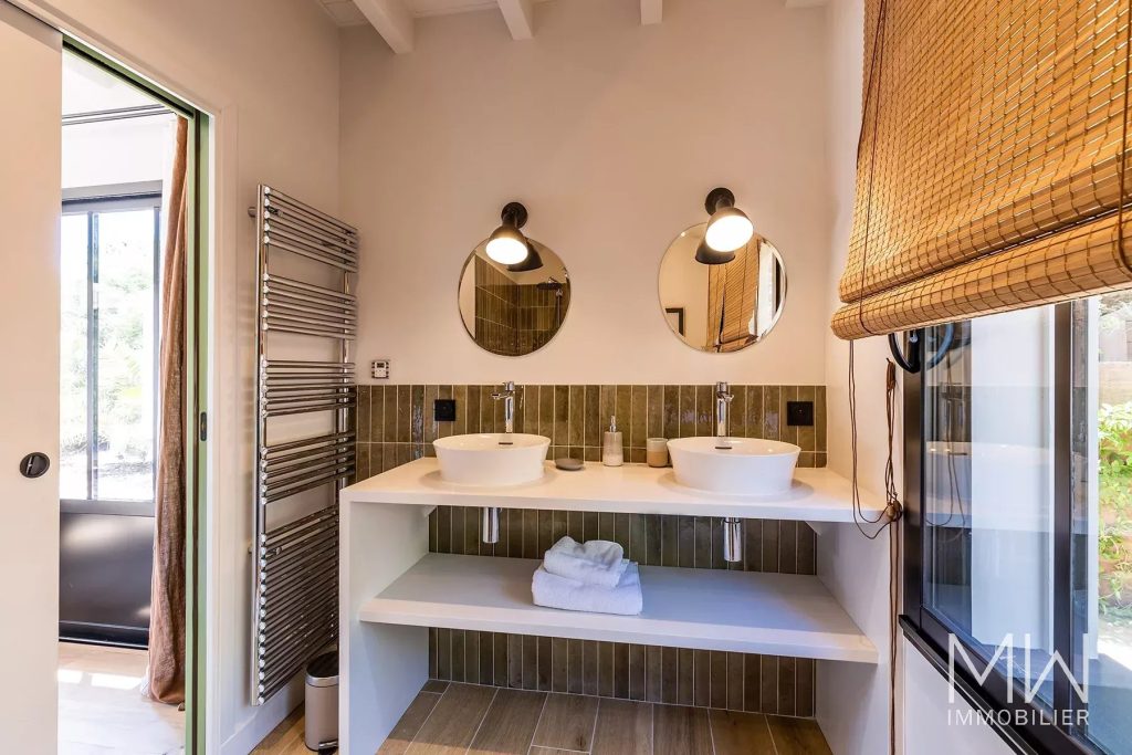 MAGNIFIQUE VILLA BOIS AVEC PISCINE