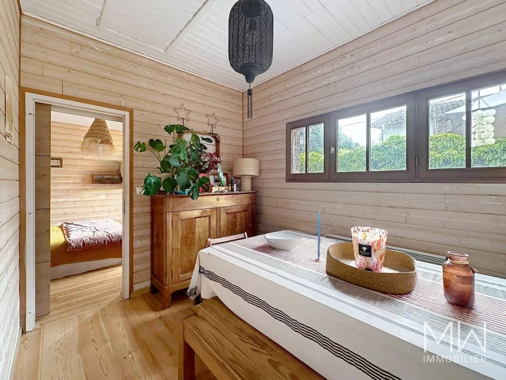 CHARMANTE ET PETITE VILLA BOIS