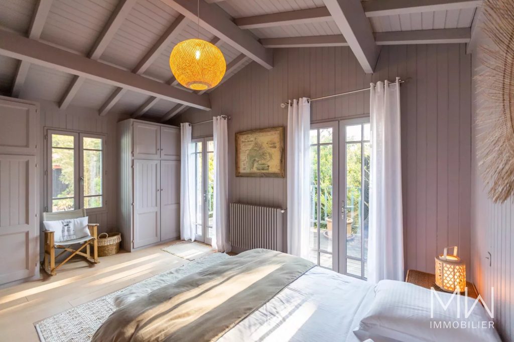 BELLE VILLA BOIS AVEC PISCINE DANS SON ECRIN DE VERDURE