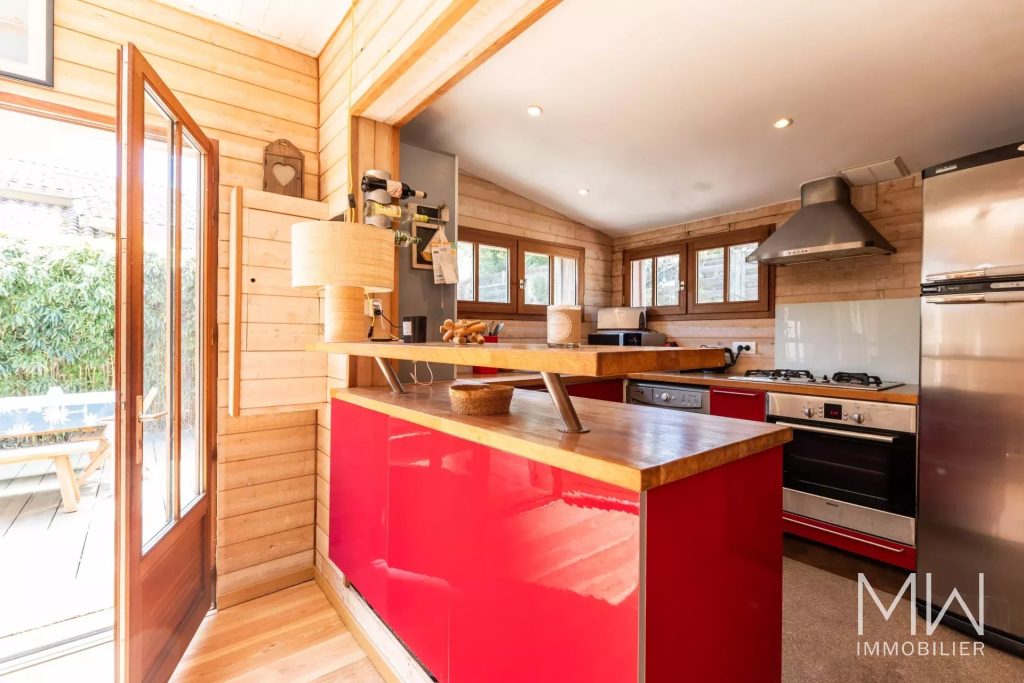 CHARMANTE ET PETITE VILLA BOIS