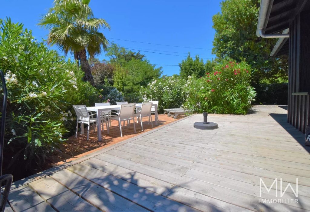 CHARMANTE VILLA BOIS AU COEUR DU VILLAGE