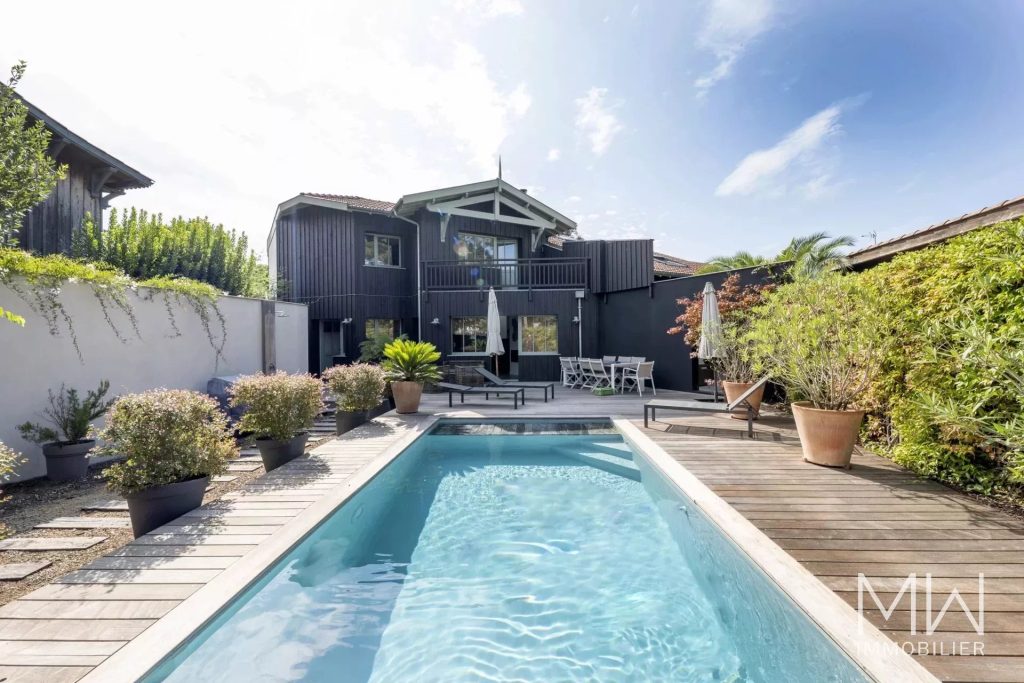 VILLA AVEC PISCINE – HYPER CENTRE