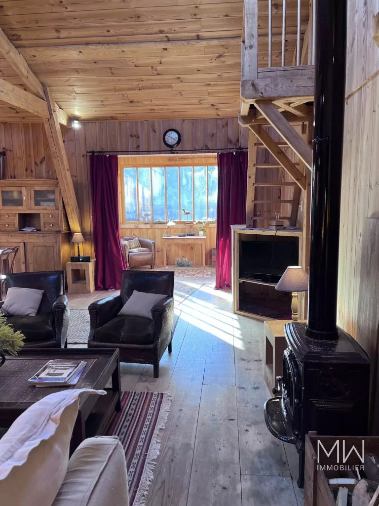 JOLIE VILLA BOIS
