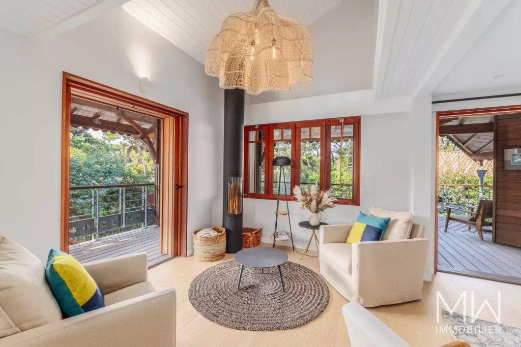 AGREABLE VILLA BOIS AVEC PISCINE AU PIED DU PHARE