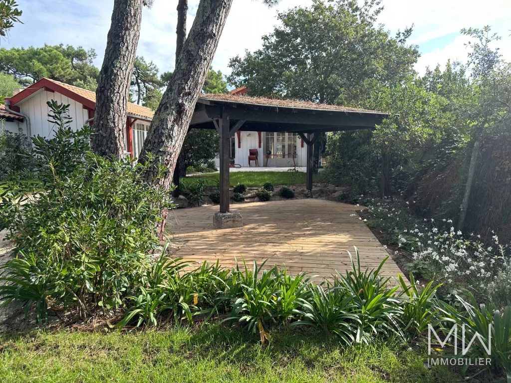 JOLIE VILLA BOIS