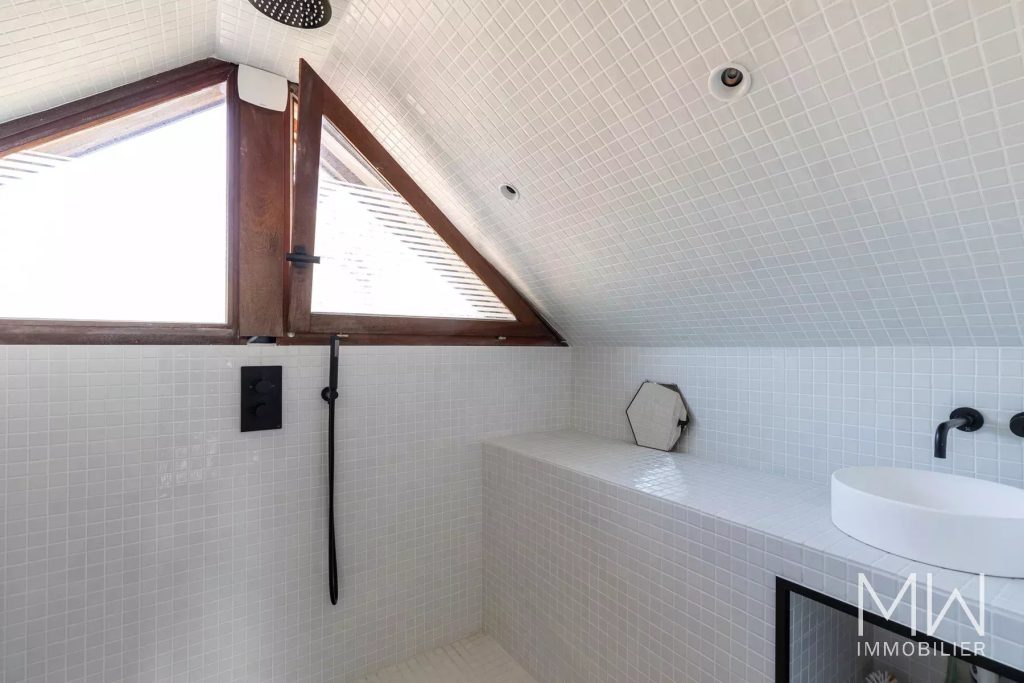 AGREABLE VILLA BOIS AVEC PISCINE AU PIED DU PHARE