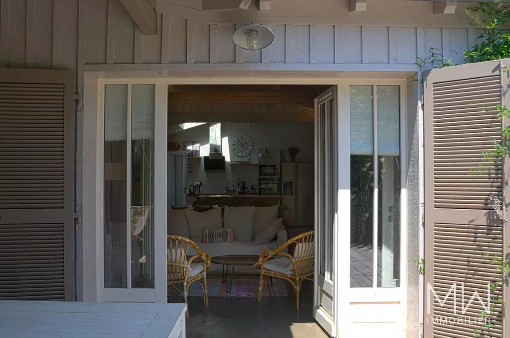 JOLIE VILLA BOIS AVEC PISCINE