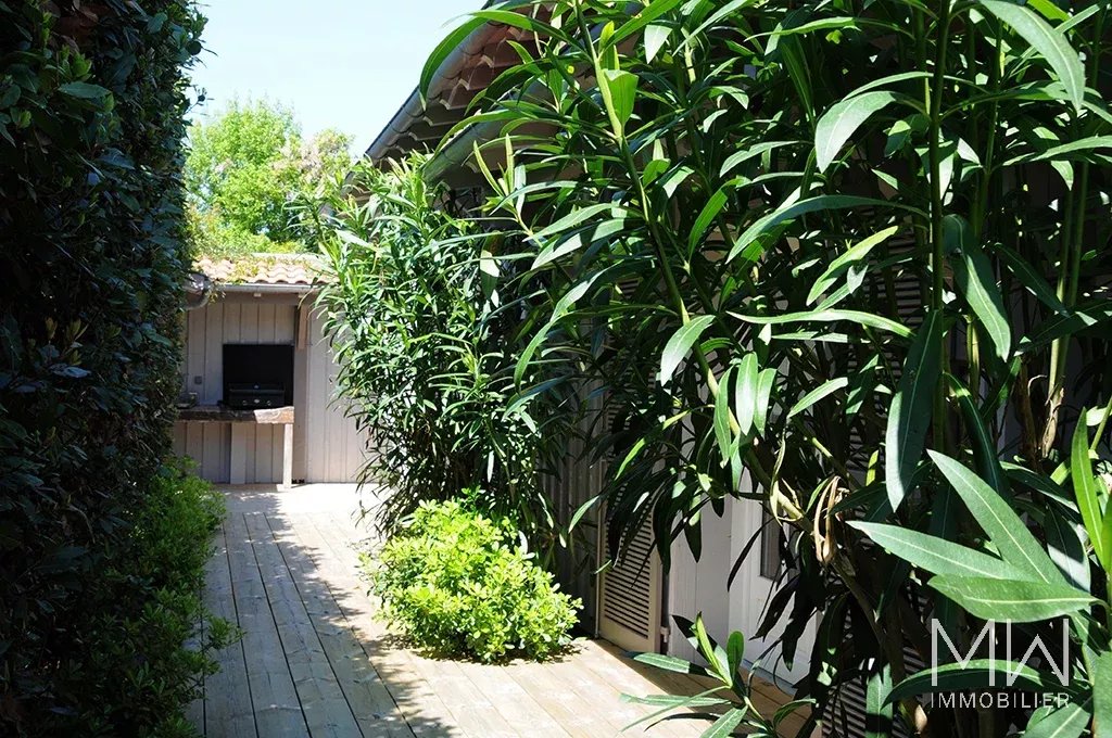 JOLIE VILLA BOIS AVEC PISCINE