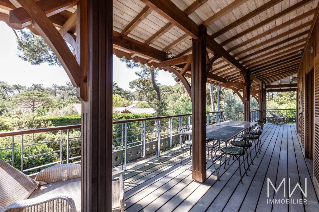 AGREABLE VILLA BOIS AVEC PISCINE AU PIED DU PHARE
