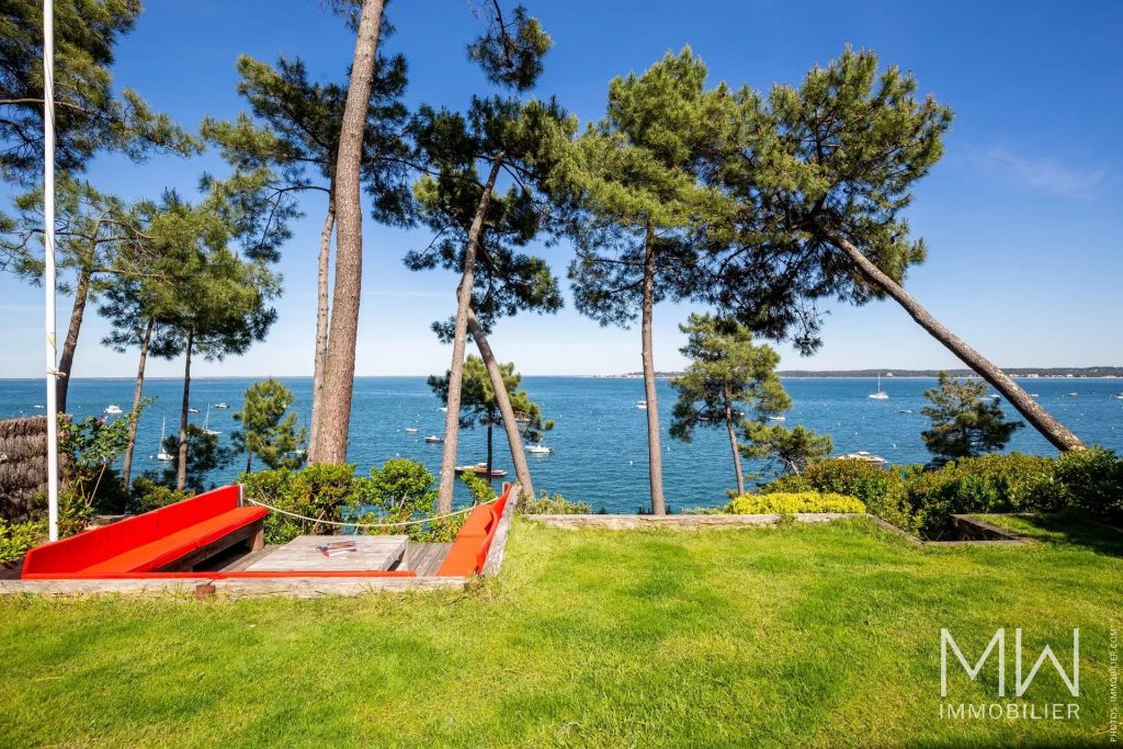 BELLE VILLA QUI SURPLOMBE LE BASSIN