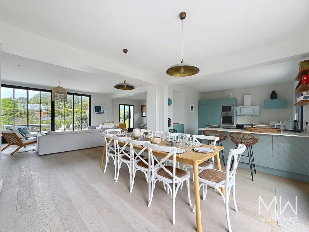 MAGNIFIQUE VILLA BOIS AVEC PISCINE