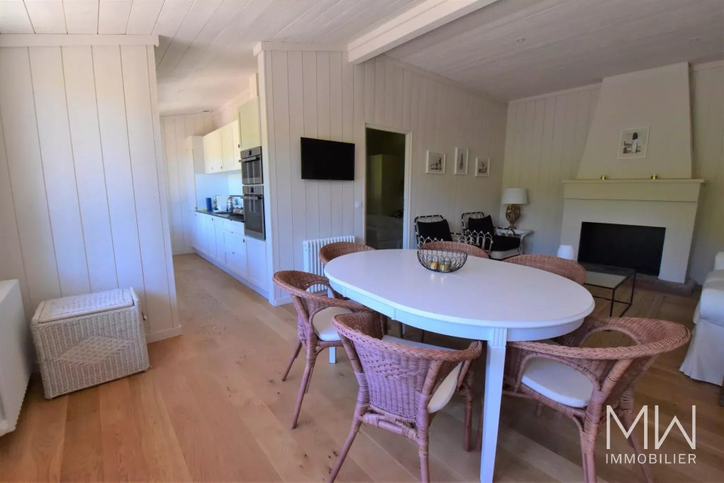 CHARMANTE VILLA BOIS AU COEUR DU VILLAGE