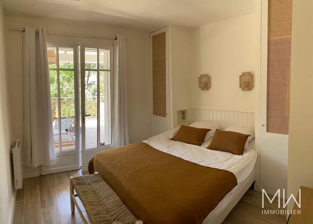 RAVISSANTE VILLA BOIS A LA POINTE