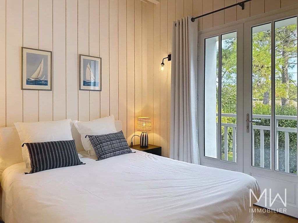 JOLIE VILLA BOIS AVEC PISCINE