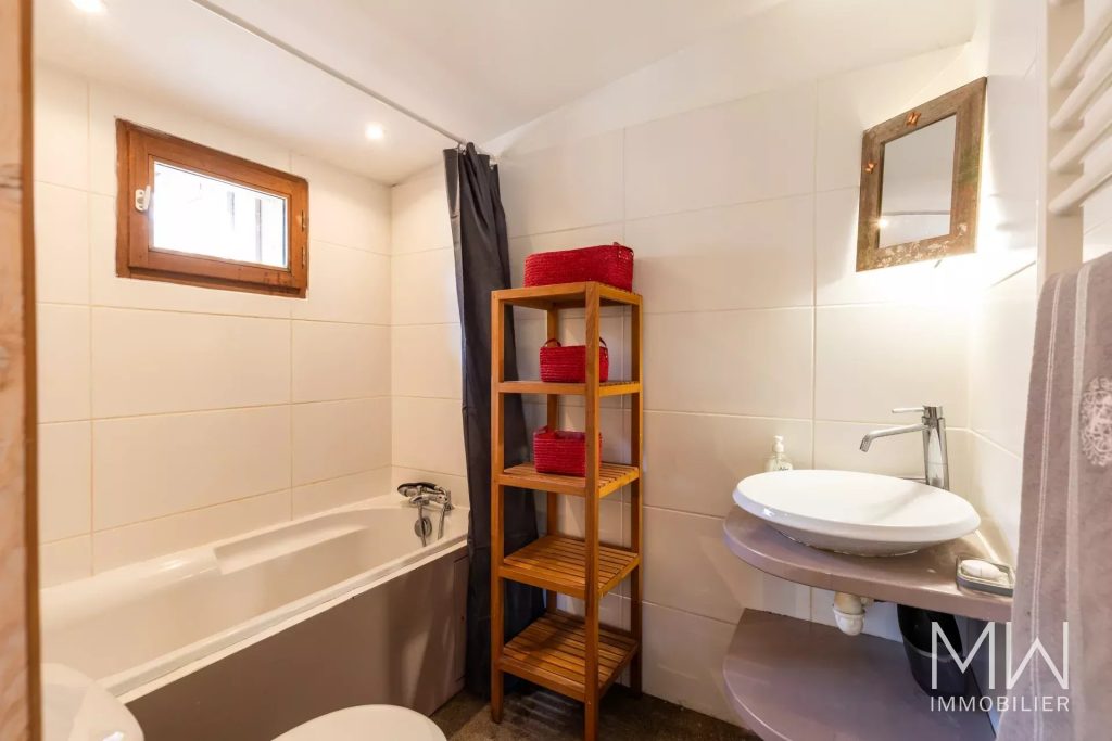 CHARMANTE ET PETITE VILLA BOIS