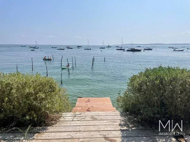 BELLE VILLA QUI SURPLOMBE LE BASSIN