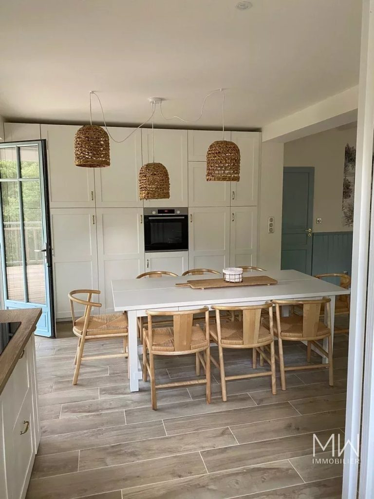 RAVISSANTE VILLA BOIS A LA POINTE