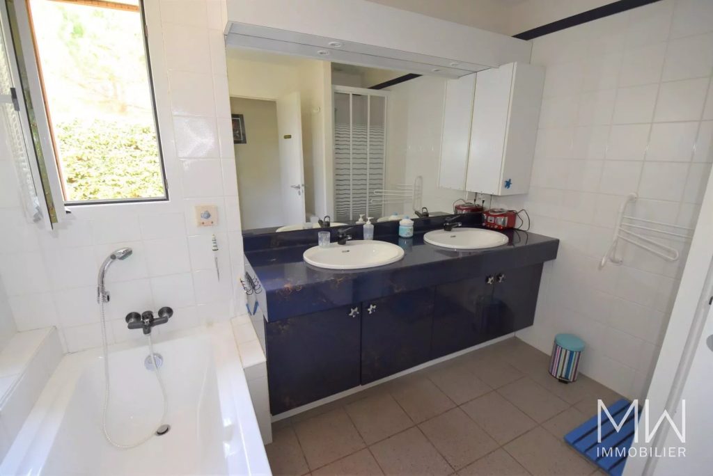 VILLA DE VACANCES AVEC PISCINE