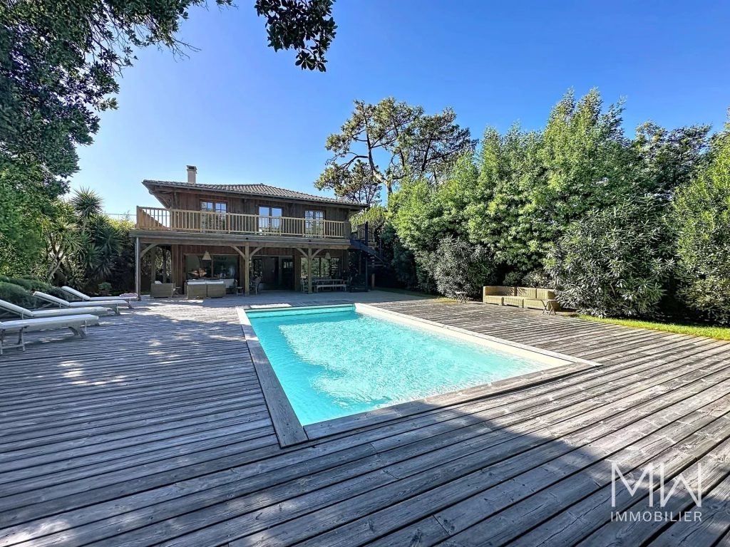 BELLE VILLA BOIS AVEC PISCINE