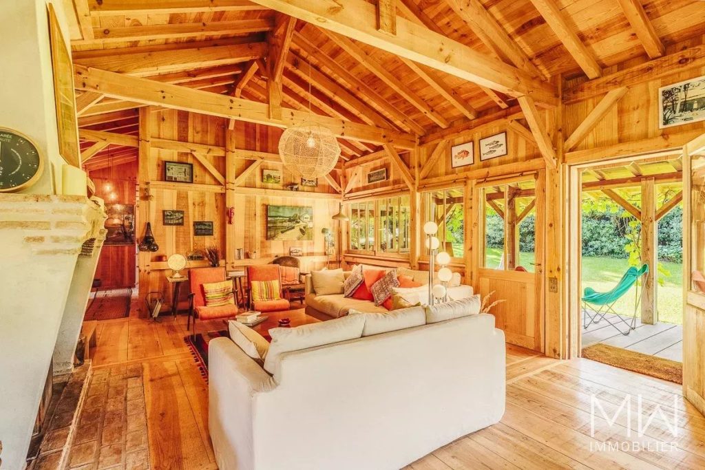JOLIE VILLA BOIS