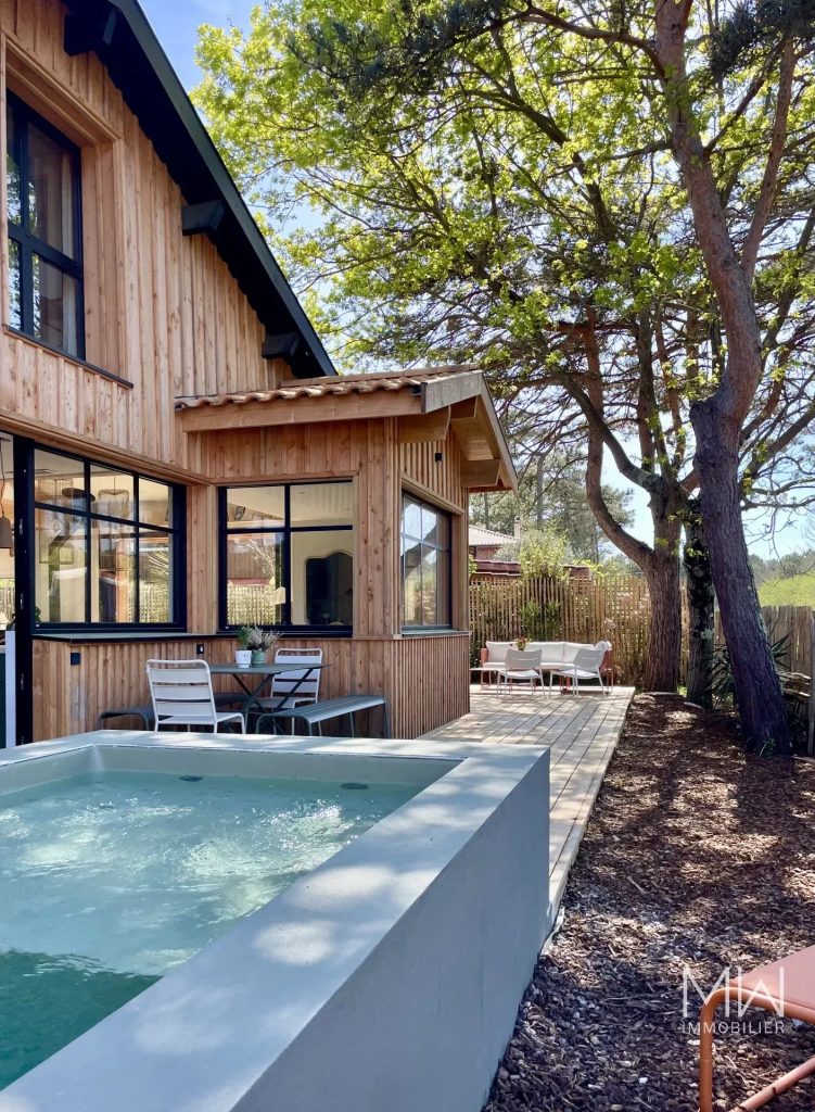 EN LISIERE DE FORET AVEC PISCINE