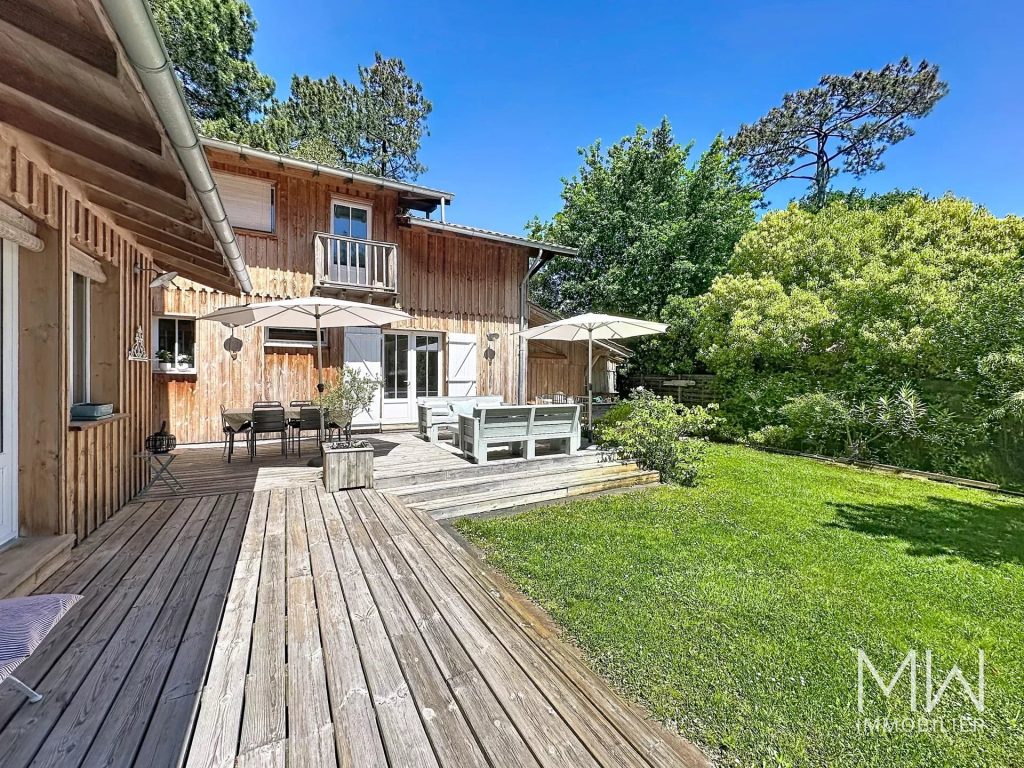 CHARMANTE VILLA BOIS SOUS LA PINEDE