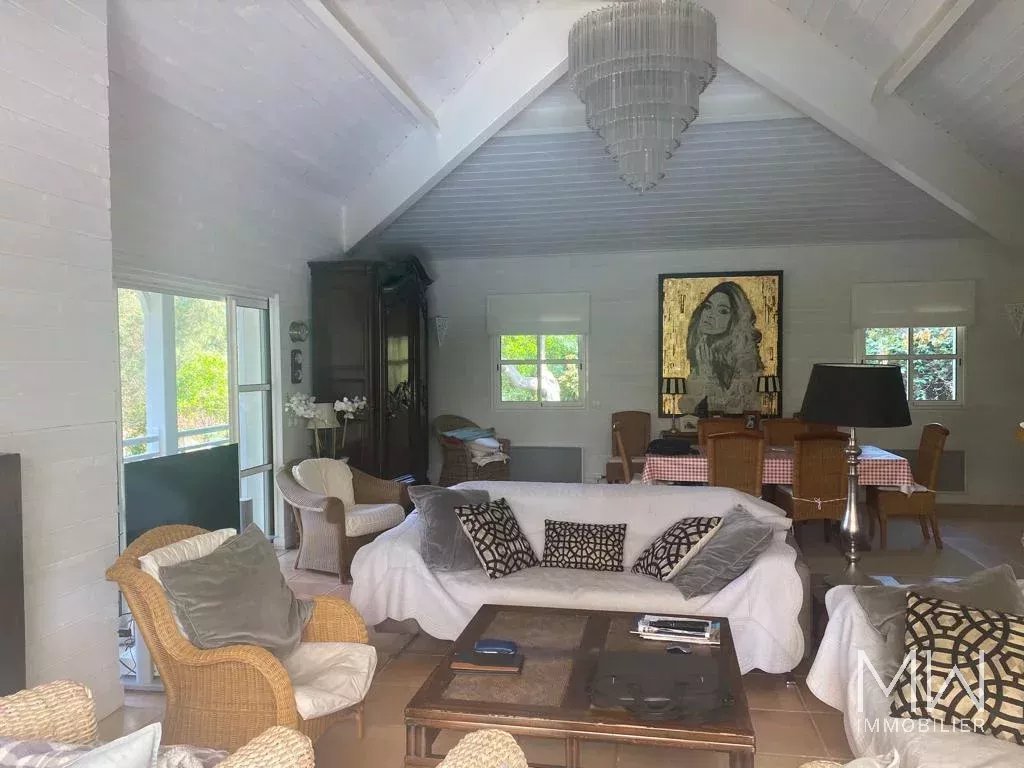 VILLA AVEC PISCINE AU CALME