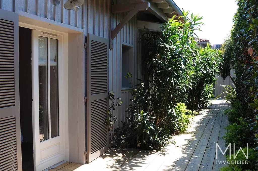 JOLIE VILLA BOIS AVEC PISCINE