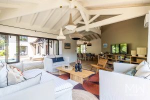 MAGNIFIQUE VILLA BOIS AVEC PISCINE