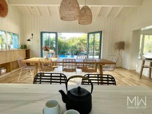 MAGNIFIQUE VILLA BOIS AVEC PISCINE