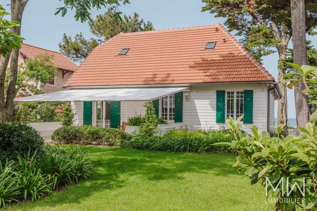 VILLA D&rsquo;EXCEPTION FACE AU BASSIN