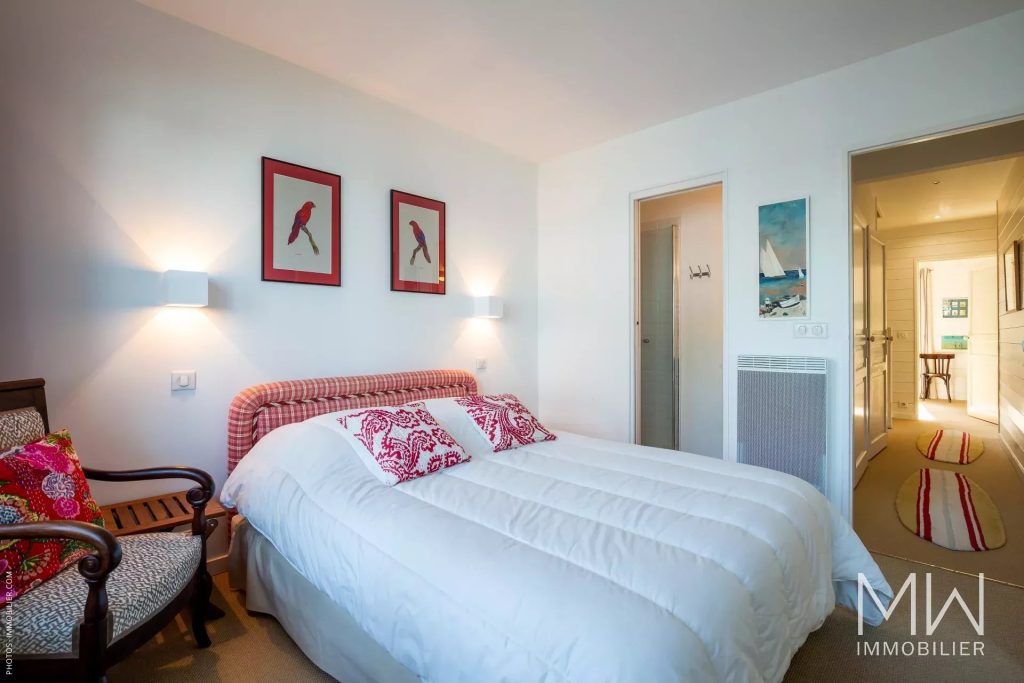 BELLE VILLA QUI SURPLOMBE LE BASSIN