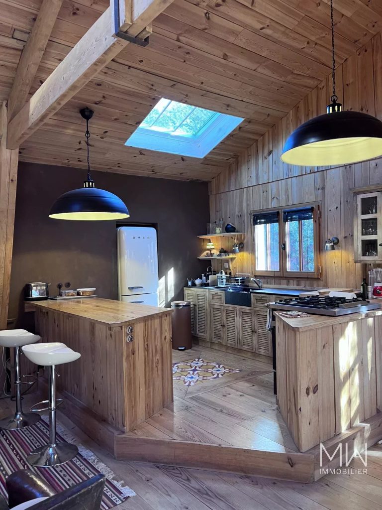 JOLIE VILLA BOIS