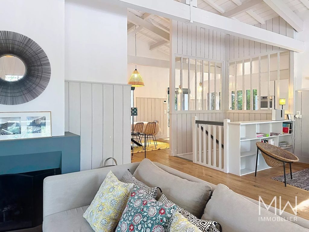 JOLIE VILLA BOIS AVEC PISCINE