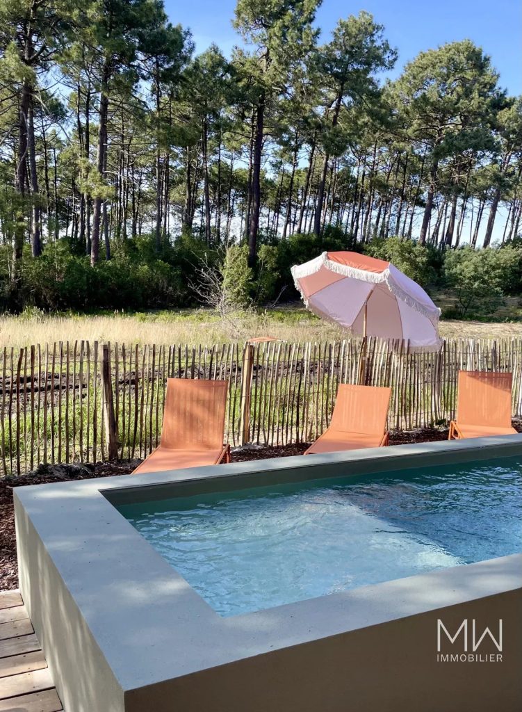 EN LISIERE DE FORET AVEC PISCINE