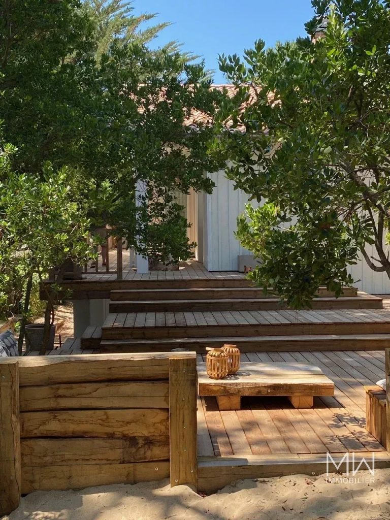 RAVISSANTE VILLA BOIS A LA POINTE